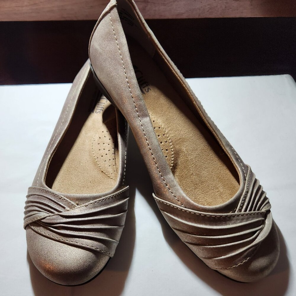 Cliffs by White Mountain flats sz 8 M gold cushioned insole EUC
